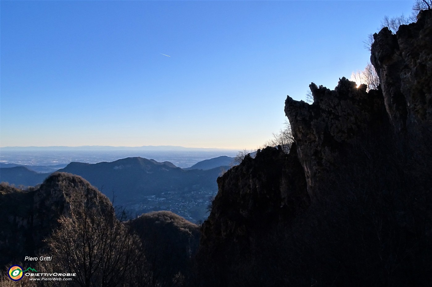 85 Roccioni cima Corna Camoscera in controluce con vista verso la pianura.JPG